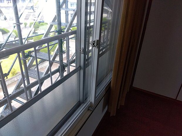 窓は二重窓にしてあります。防音・遮音性が高くなり、光熱費の節約も期待出来ます。