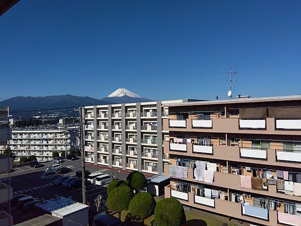ベランダからの眺めです。自宅から富士山が見えるなんて贅沢ですね♪