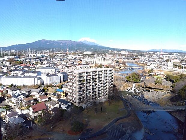 目の前に富士山が見え眺望が素晴らしいです。下土狩駅から徒歩5分の好立地です。通勤通学に便利です。
