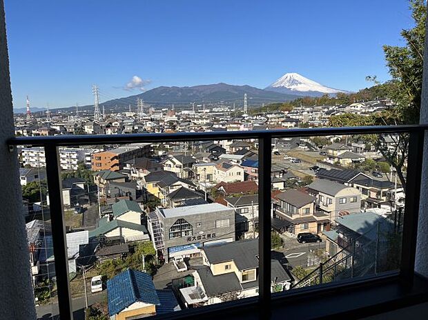 高台に位置しているため眺望が素晴らしいです。家の中から富士山を見る事が出来ます。