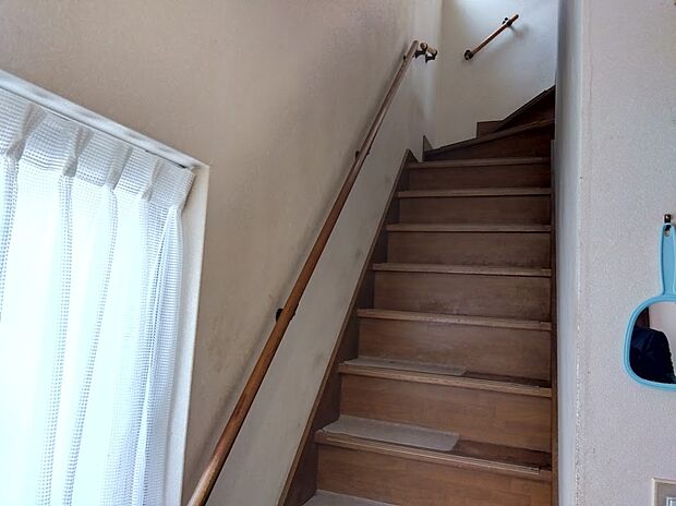 安全に配慮したかね折れ階段です。階段には手摺があり安心です。　
