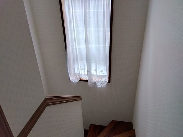 安全に配慮したかね折れ階段です。階段上部には窓があるので明るくなっています。