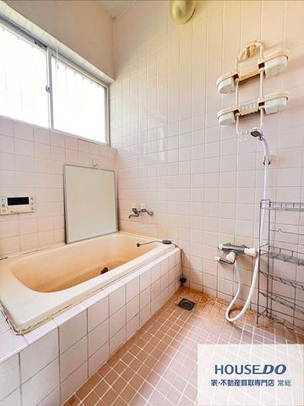 ゆとりのあるバスルーム♪浴室内に窓がついており明るい空間となっております。