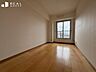 洋室：各部屋に窓がしっかり取れているので自然の光が射し込みます。
