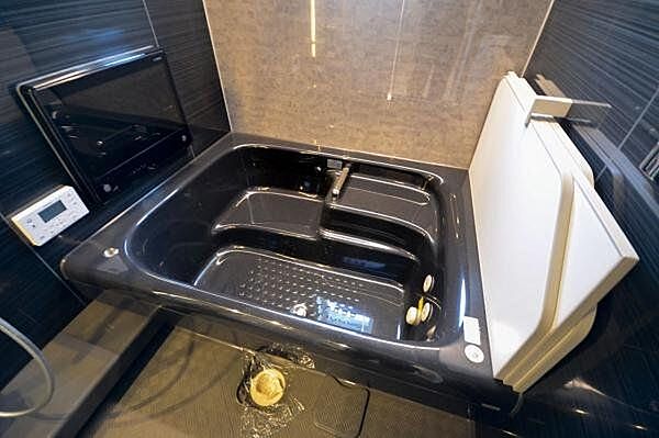 ゆとりある広さが自慢のバスタブ。浴室テレビを備えております。