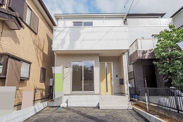 ■現地外観/白をベースとした洗練された美しいデザイン。街並みに調和しながらも印象に残る上質な外観です。