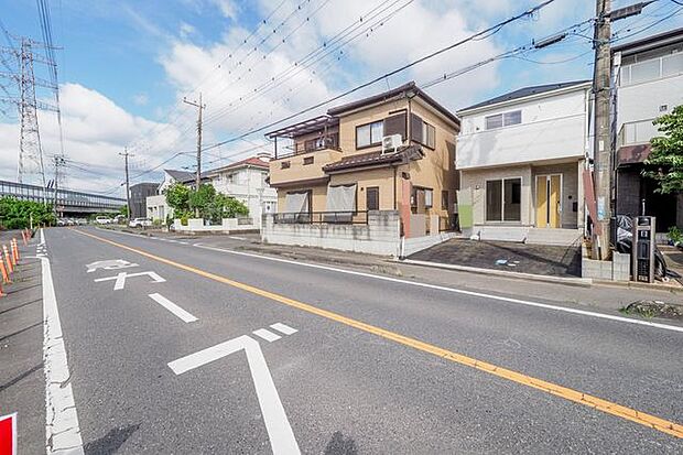 ■前面道路を含む外観/南東側道路(幅員約12.6m)に面した陽当り良好なロケーション。明るい差し込む光が室内を包み込みます。