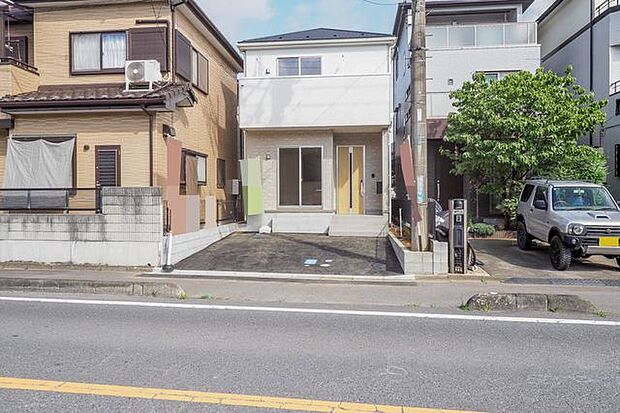 ■前面道路を含む外観/陽当り良好な新築一戸建て!前面道路も広くお車の出し入れもスムーズです。