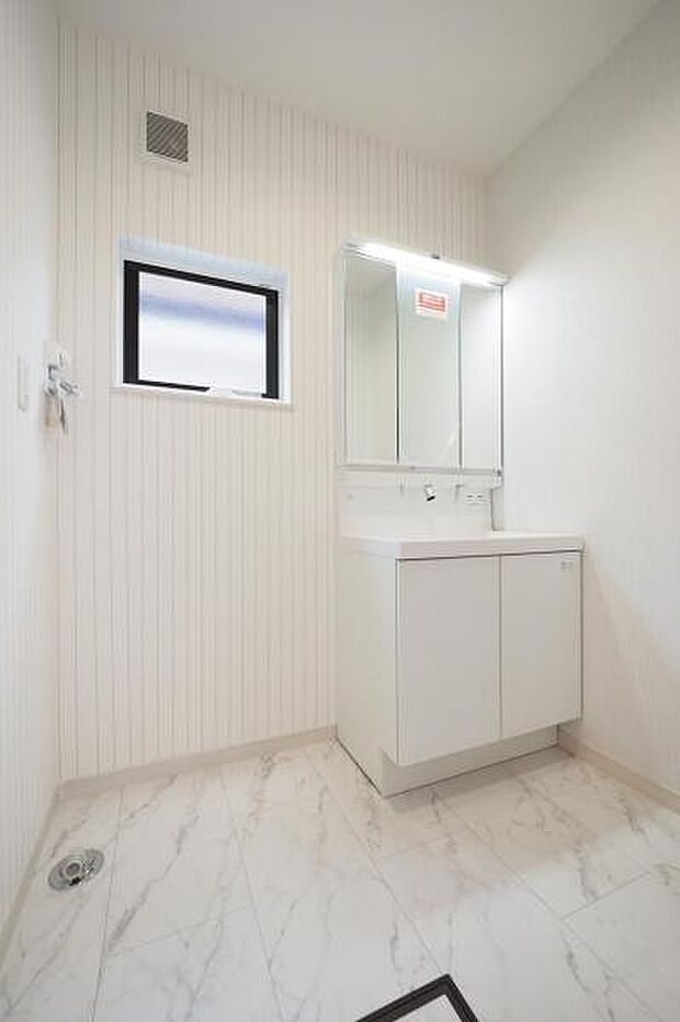 鏡裏収納が便利な3面鏡シャンプードレッサー付きの洗面室