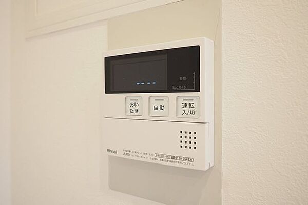 給湯器リモコンです。追焚き機能、自動お湯張り機能ボタンがありますね。