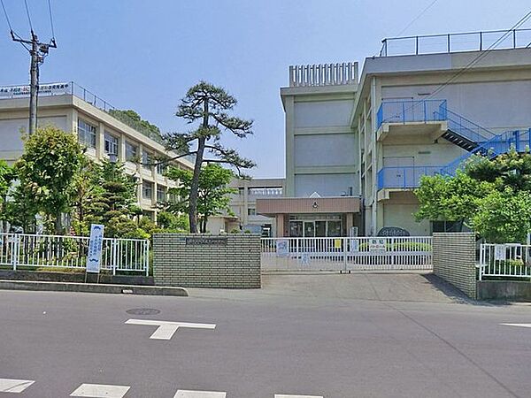 毛呂山町立毛呂山小学校 830m