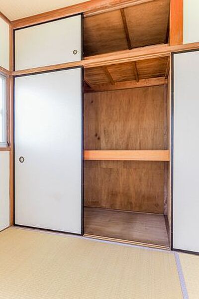 和室 6帖 収納/季節物の衣類や生活用品もまとめて片付きます。お部屋の中に物が溢れないため、和室本来の落ち着いた雰囲気をいつでも綺麗に保てます。