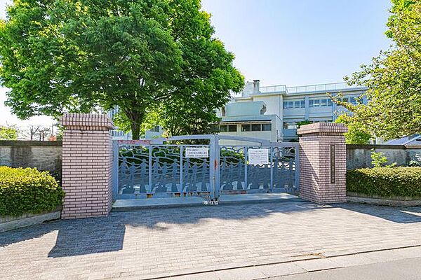 鶴ヶ島市立鶴ケ島第二小学校 徒歩10分。 740m