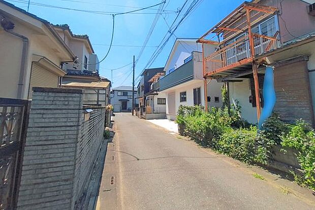 前面道路を含む外観