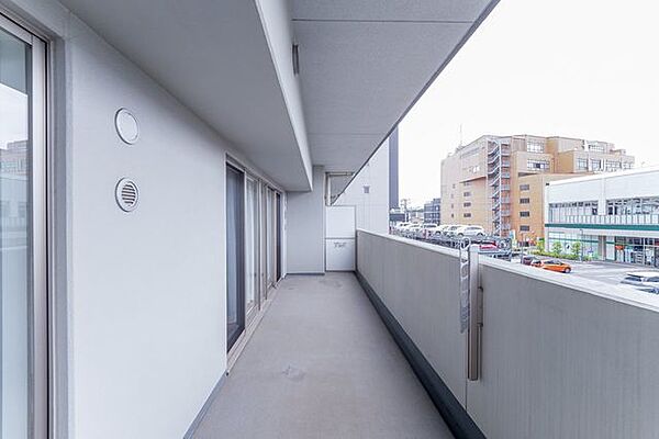 ■バルコニー/南向きに面し、暖かな陽ざしが降り注ぐバルコニーとなっています。