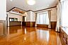 リビング/ダイニング：一条工務店施工、売主様のこだわりが詰まった注文住宅になります。現況空家になります。現地見学、詳細などお気軽にお問合せください。