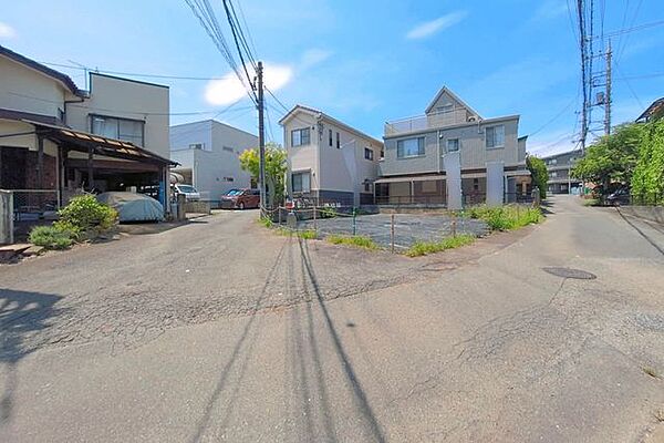前面道路を含む外観