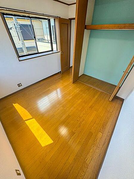 洋室 5.5帖/各所各室に収納空間を設けました。各所に収納がある事によって、物が散乱しにくくなり、生活空間を広々と使うことができます。