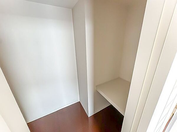 WIC/衣類をまとめて収納できるウォークインクローゼットを備えています。収納スペースを活用して、居室をすっきり使えます。