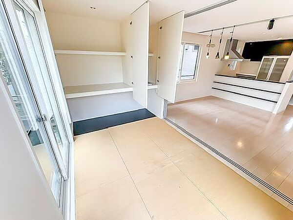 和室 収納/収納スペースを備えており、住空間をすっきりと整えやすい間取りです。衣類や日用品などの収納に活用できます。