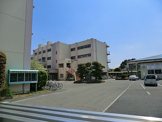 坂戸市立坂戸中学校（814m）
