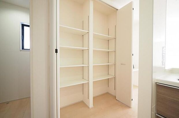 キッチン横の収納/2号棟