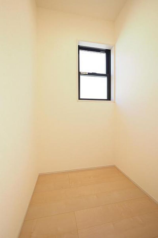 リビング横に配置された納戸/2号棟