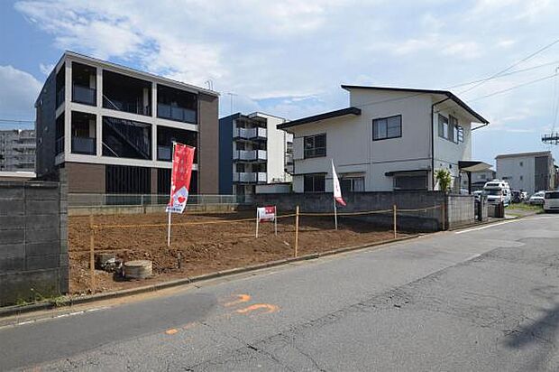 前面道路は幅員6m。出庫や駐車もらくらくです。