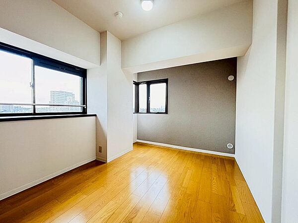 主寝室におすすめの落ち着いた雰囲気のお部屋です。