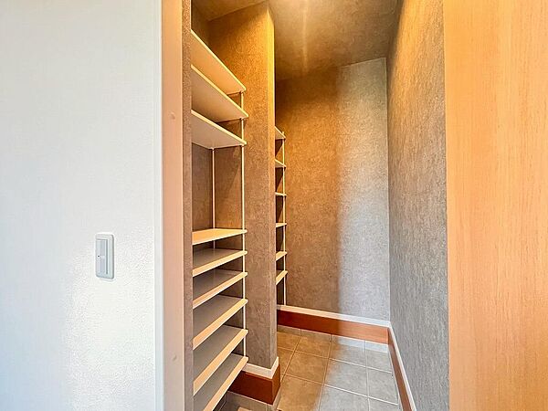 物入多数あります！大きな物はもちろん、棚ありのためおもちゃなど細かいものもしっかりと収納いただけ、いつも整った空間に♪