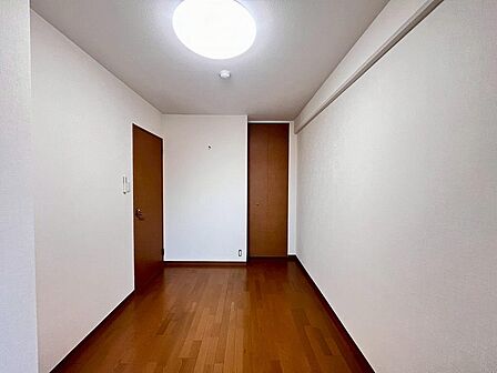 各居室に収納が設置されており、タンスなどを置かなくていいので生活空間が広く使えます!