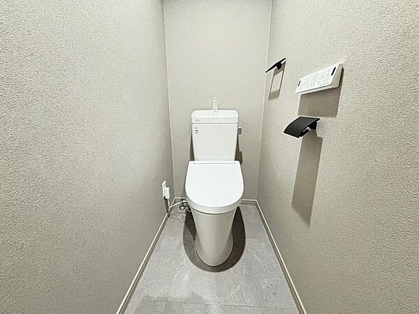 白を基調とした清潔感のあるウォシュレット付きのトイレはリラックスできる空間です！