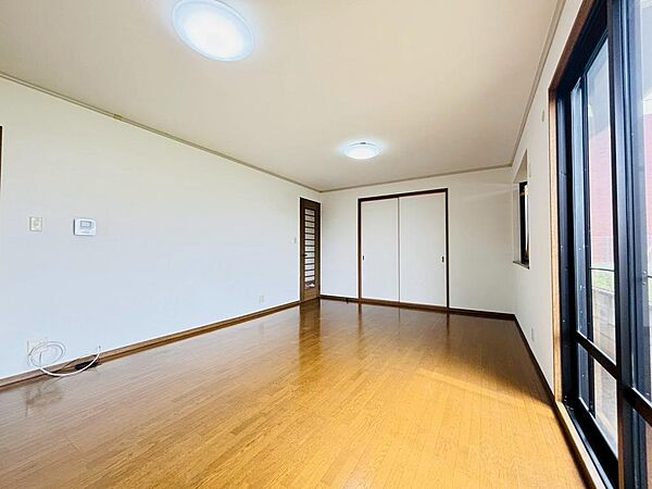 現地（2026年5月）ご家族が自然と集まる広々LDK。大きな窓から明るい陽光が差し込む心地よい空間です。