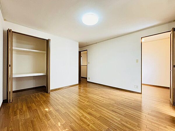 現地（2026年5月）全居室にしっかり採光を確保。寝室や子ども部屋など多用途に活用できます。