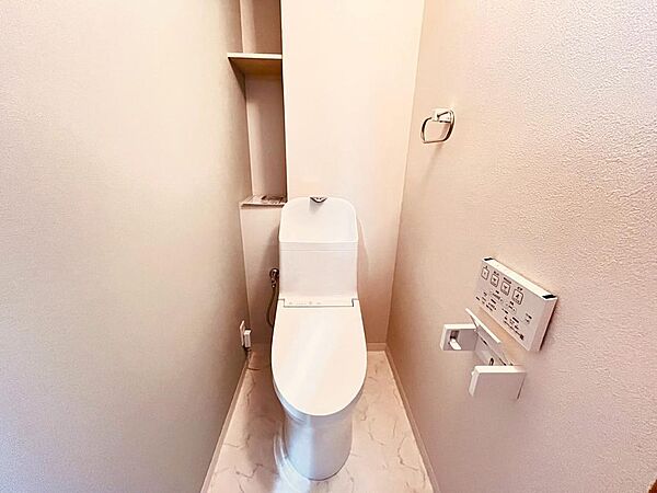 白を基調とした清潔感のあるトイレです！