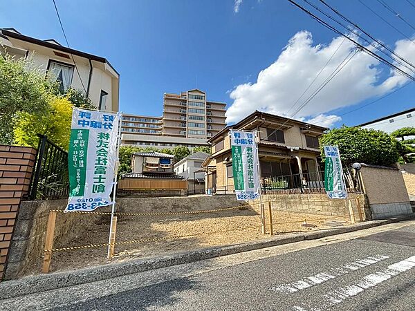 青空が広がる明るい現地。ぜひ現地にてご体感ください。