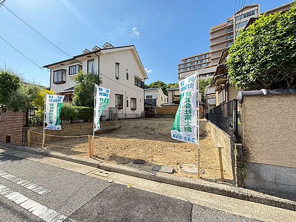 現地（2026年5月）撮影閑静な住宅街に位置し、落ち着いた住環境が魅力です。
