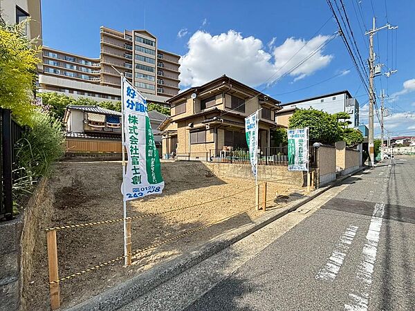 前面道路との高低差も少なく、車の出入りもしやすい立地です。