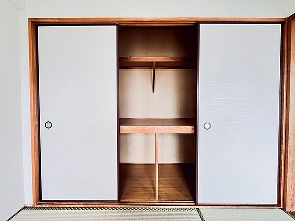 客間やお子様の遊び場にも便利な和室。