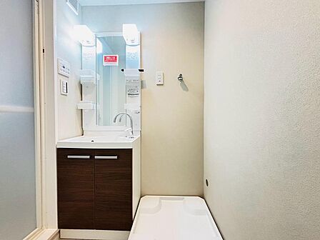 ワイド型の洗面化粧台♪洗剤やタオルなども沢山収納できます♪清潔感のある大きい洗面台は、身だしなみチェックやお肌のお手入れに最適です!