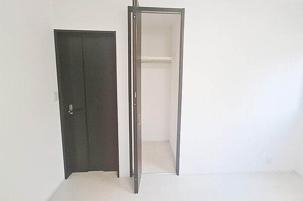 全居室収納付きで、お部屋を広く使える約6帖の洋室です。