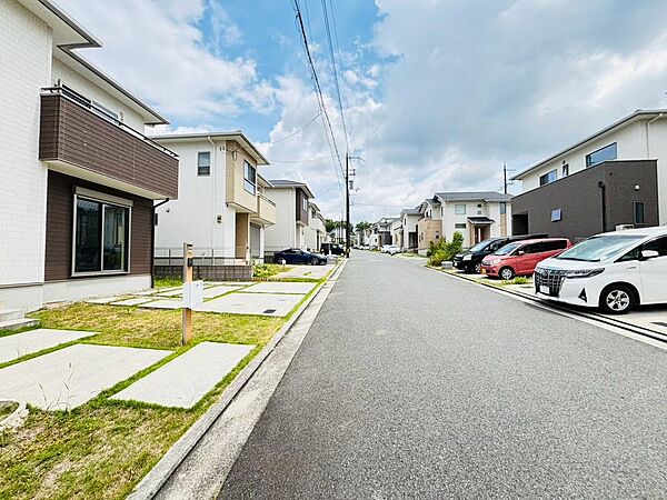 間口10.8ｍ！来客時も安心の駐車場3台分です。