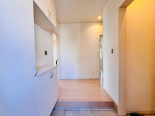 明るく清潔感のある玄関がご家族をお迎えします。収納付きで靴や小物もすっきり片付く玄関スペース。