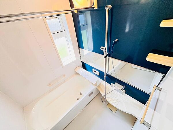 一日の疲れをゆっくり癒せるバスルーム♪落ち着いた空間で、毎日のバスタイムを心地よく楽しめます。
