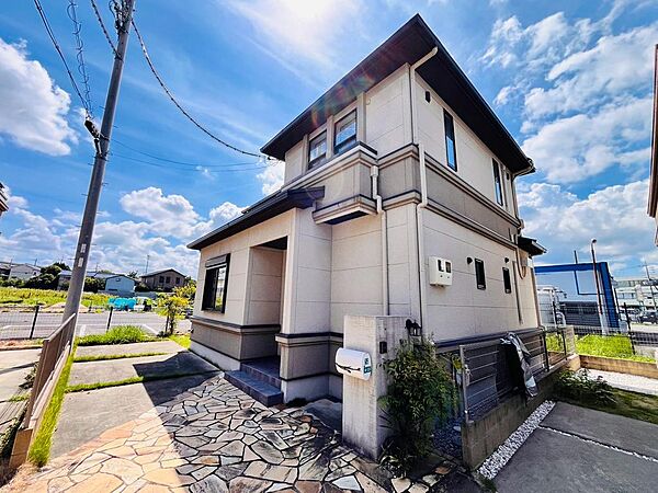 築13年の落ち着いた佇まい♪駐車スペースは2台分を確保。ゆとりある敷地で暮らしやすい4LDK＋SICのお住まいです。