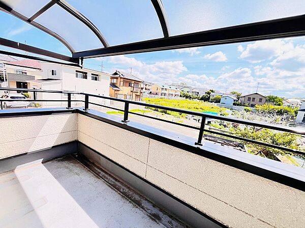 建物南東側がひらけた開放的な立地♪陽光が入りやすく、明るく心地よい住環境が魅力です。