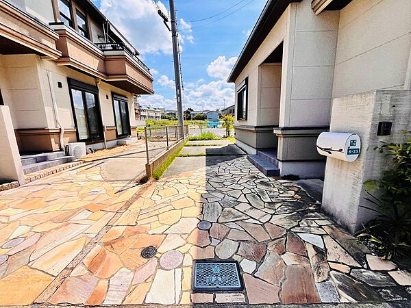 お車2台駐車可能！ご夫婦それぞれのお車や来客用にも便利♪毎日の暮らしに嬉しいゆとりの駐車スペースです。