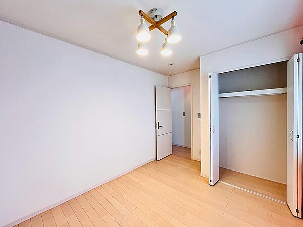 各居室に収納を完備！衣類や荷物をしっかり収納でき、居住スペースを広くすっきり使えます。
