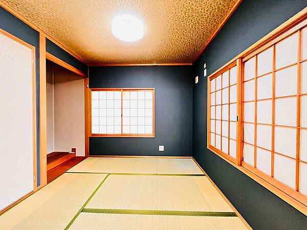 畳の心地よさを楽しめる和室♪くつろぎの空間としてはもちろん、来客時にも便利な一室です。