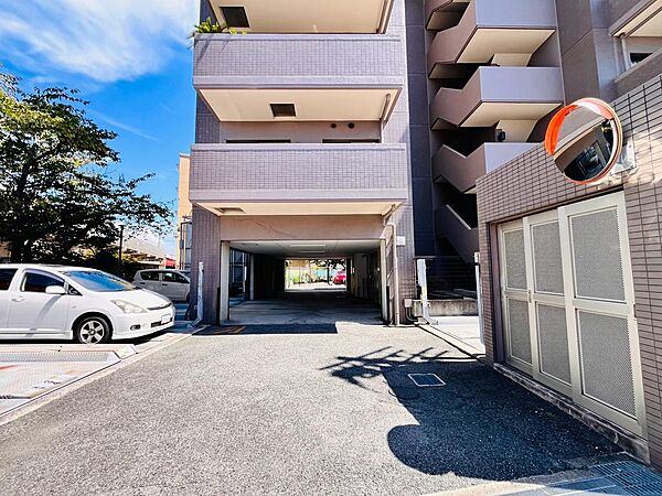 高師浜1丁目の閑静な住環境に位置するマンション。利便性と住みやすさを両立した住まいです。